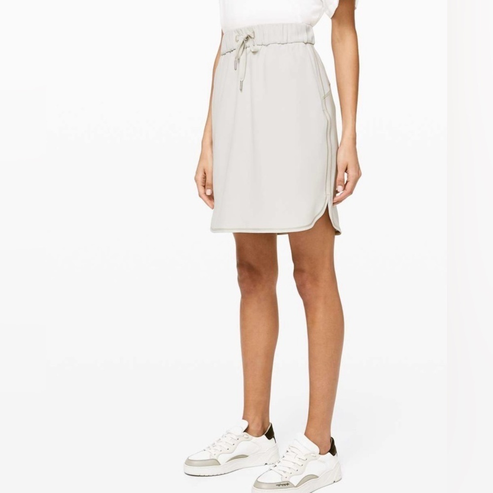 NWT Lululemon On The Fly Skirt *Woven
Silverstone​​​​​